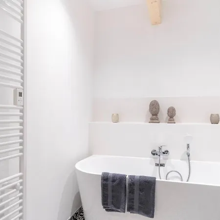 Spacious Holiday In With Private Pool 펜션 Doische